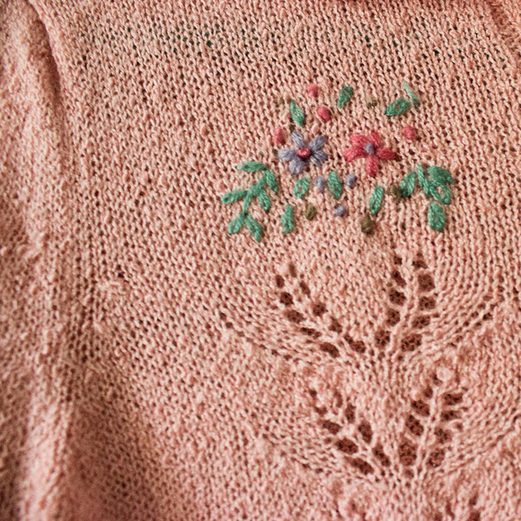 SOLD Pink embroidered flowers sweater Vintage - Picture 4 of 7